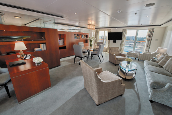 RSSC Seven Seas Voyager Signature Suite Living room ©Regent Seven Seas Cruises.jpg